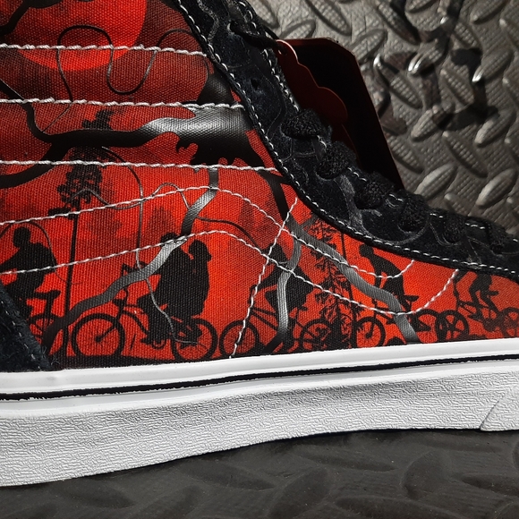 VANS Sk8-hi Reissue x Stranger Things "FRIENDS DON'T LIE" VN0A2XSBY09 size 8 - Picture 5 of 12